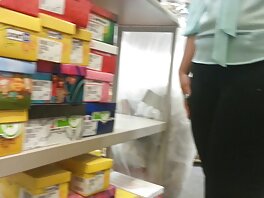 College Lady perseestä sisällä panttilainaamo toimisto kun hän on teinitytön pillu myymässä sormusta