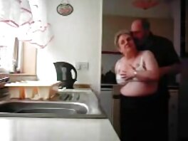 Poika kytkee kameran päälle kuvatakseen porno pillu hänen saavansa sen tytön kanssa